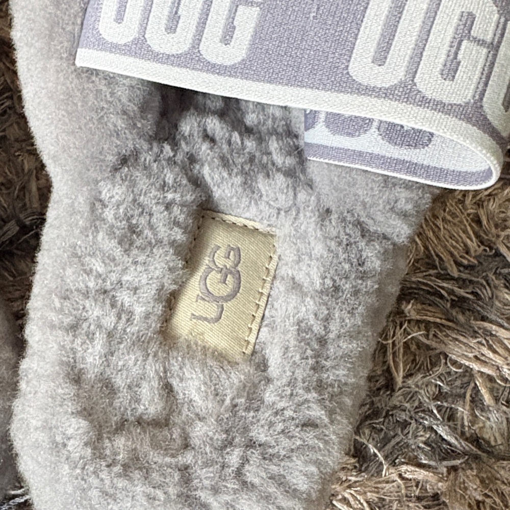 NWOT ! UGG Women Size 6 Fluffy Slippers - Picture 8 of 8